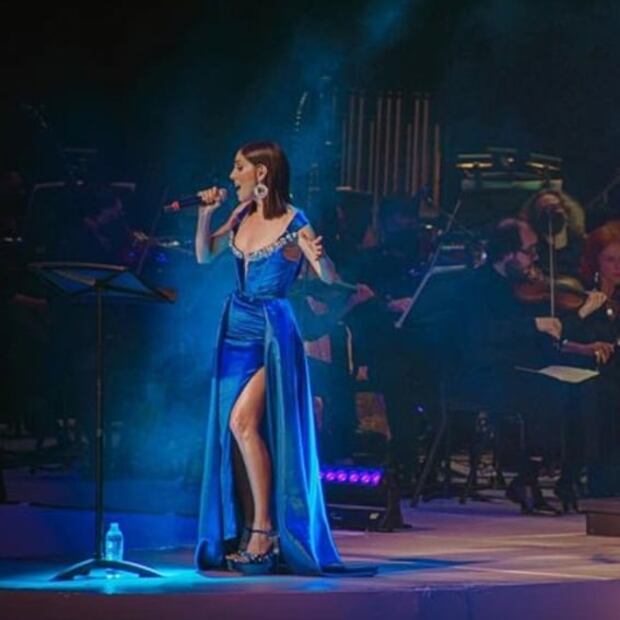 Sandra Echeverría porta vestido de gala con escote hasta el ombligo