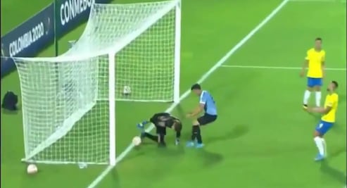 El increíble error del portero de Uruguay en el preolímpico de Conmebol