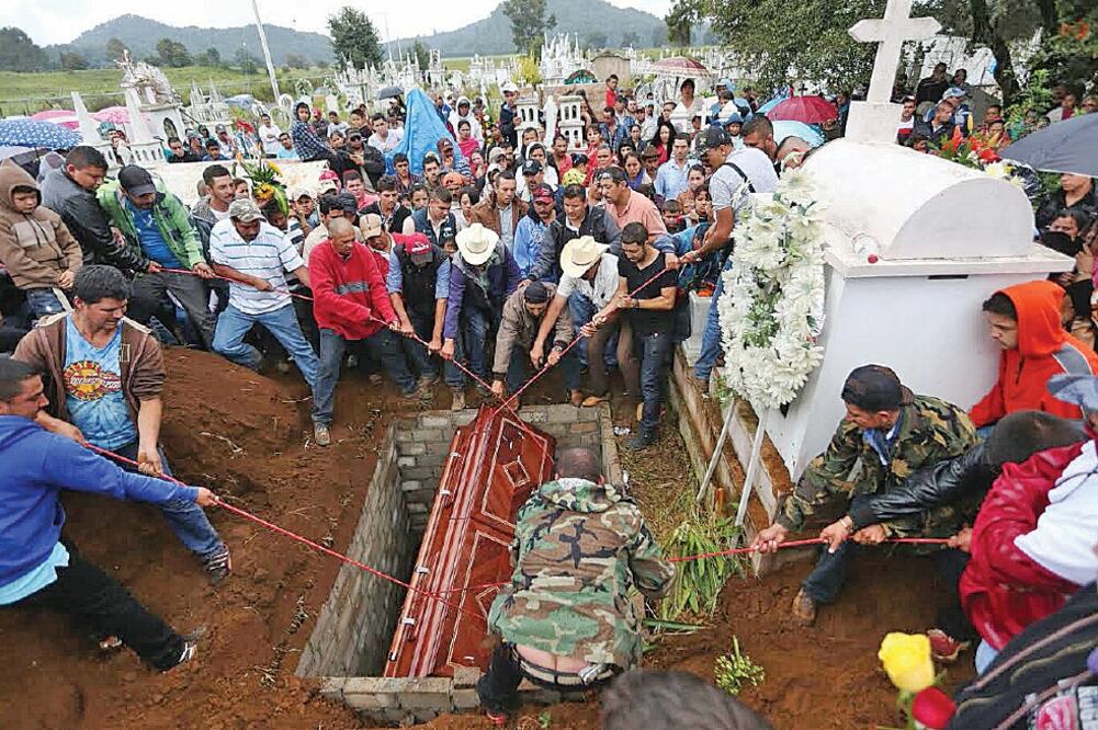 El líder comunitario fue sepultado en el panteón municipal de Condémbaro (CARLOS ARRIETA. EL UNIVERSAL)