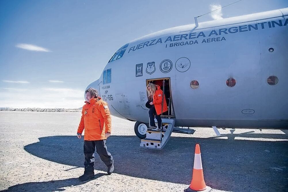 El mandatario argentino viajó a la Base Marambio en la Antártida, para dar inicio a un proyecto medioambiental de monitoreo de contaminación marina. EFE