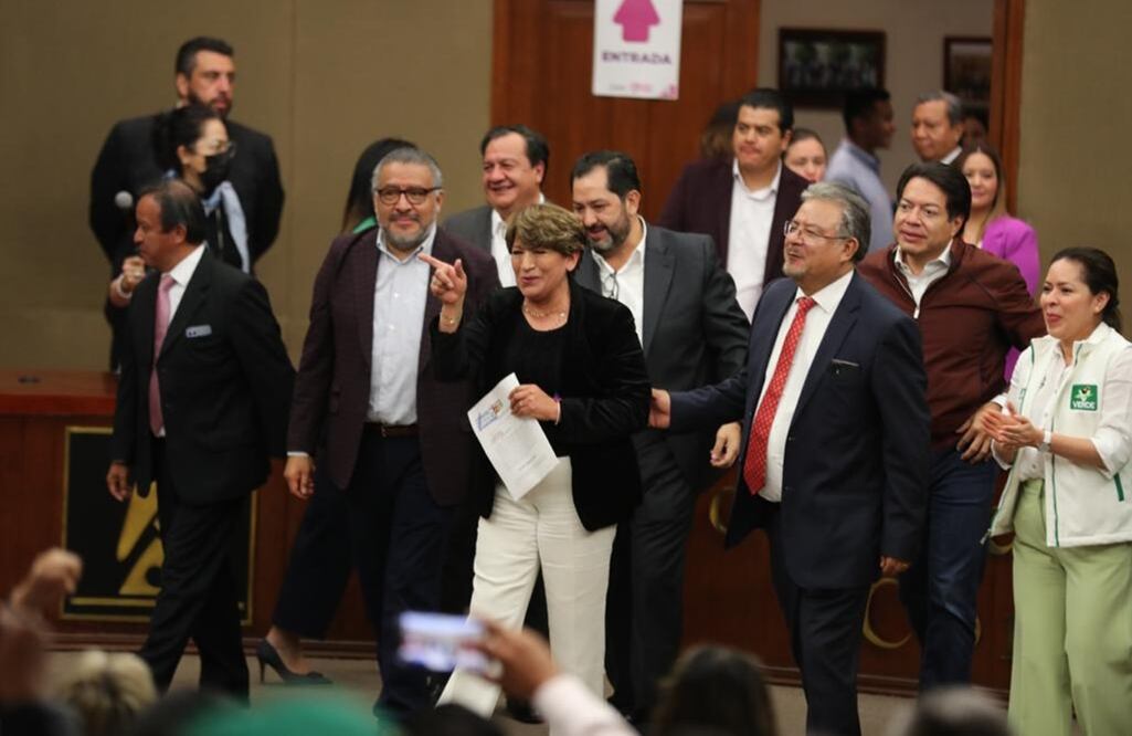 Delfina Gómez Álvarez entregó su solicitud de registro como candidata de la alianza Juntos Hacemos Historia. FOTO: Jorge Alvarado/ EL UNIVERSAL/