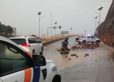 Lluvias dejan un deslave y encharcamientos en Huixquilucan