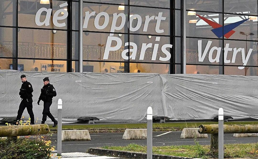 El Airbus A340 ha estado retenido en el aeropuerto de Vatry, a 150 kilómetros al este de París, desde que llegó de Dubái tras un aviso anónimo de que transportaba posibles víctimas de trata de personas. Foto: AFP