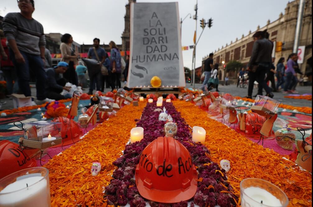 En la tradicional Mega Ofrenda de la UNAM, el reconocimiento a los brigadistas no faltó tras los sismos del 7 y el 19 de septiembre, a los que llevaron a cabo labores humanitarias y de rescate en los edificios colapsados y las zonas siniestradas.