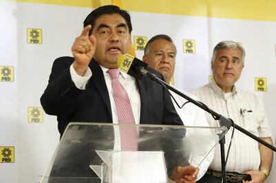 El senador Miguel Barbosa presenta su renuncia al PRD