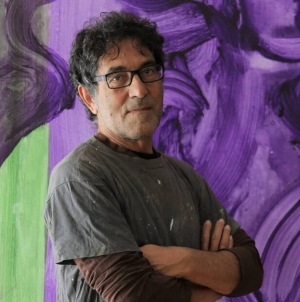 Hombre pretende demandar a artista por vender escultura invisible; afirma que a él se le ocurrió primero