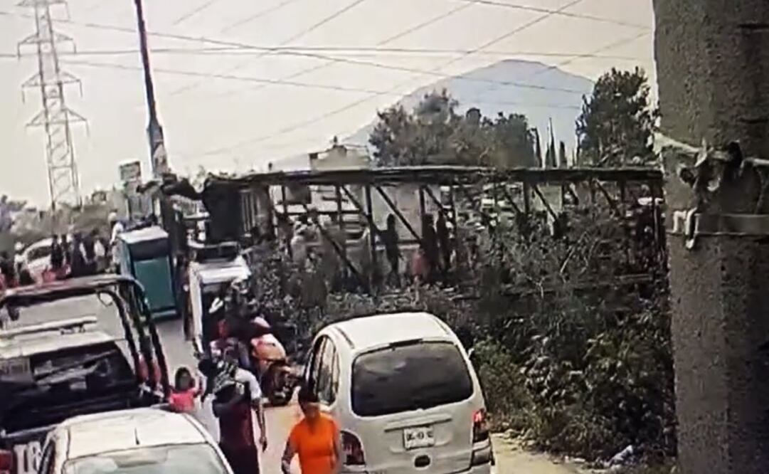 VIDEO Momento justo en que cae puente entre Neza y Chimalhuacán