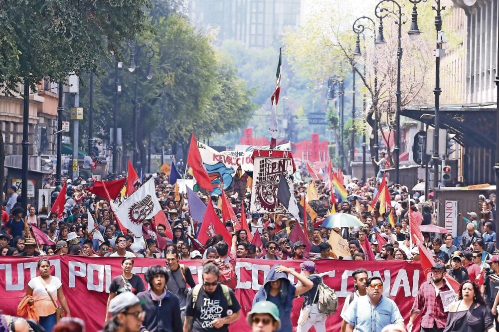 Cientos de alumnos de la UNAM y el IPN se sumaron a las manifestaciones para recordar los hechos del 2 de octubre de 1968, cuando decenas de estudiantes realizaban un mitin en la Plaza de las Tres Culturas en Tlatelolco (BERENICE FREGOSO. EL UNIVERSAL)