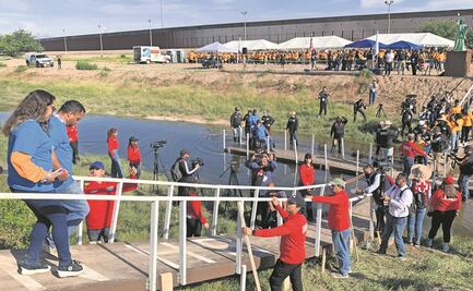 Crónica: Viajan miles de kilómetros por un breve abrazo en la frontera