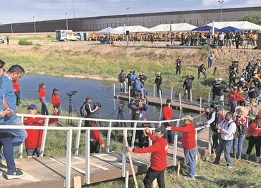 Crónica: Viajan miles de kilómetros por un breve abrazo en la frontera