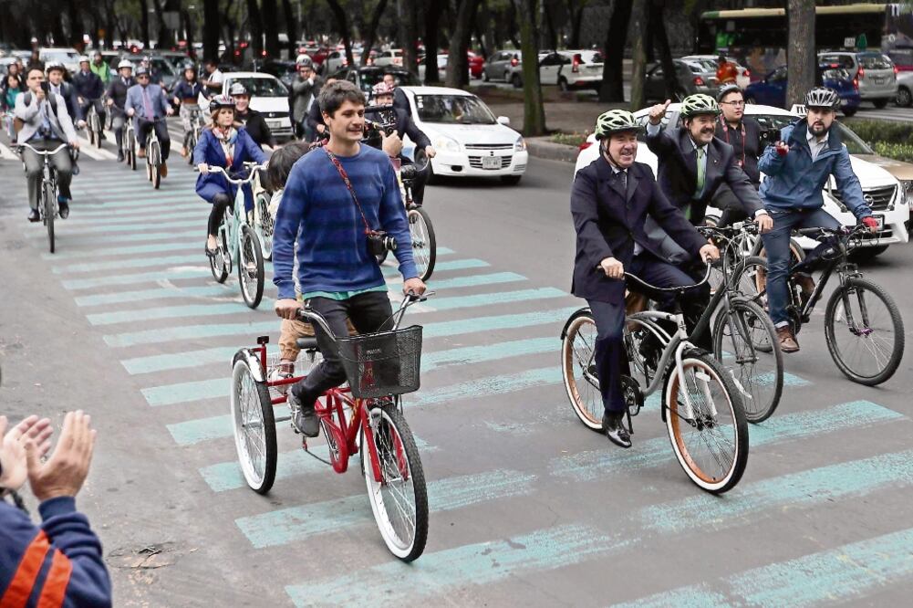 Los senadores iniciaron la rodada en el Auditorio Nacional. Acompañado de otros ciclistas y fotógrafos, Emilio Gamboa animaba a sus compañeros (FERNANDO RAMÍREZ. EL UNIVERSAL)