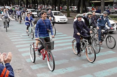 Cruzan en 2 ruedas el tráfico salvaje