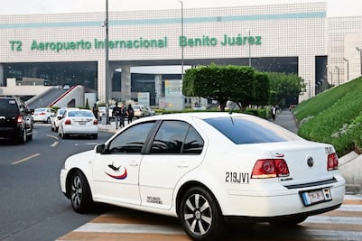Cofece va contra monopolio de taxis en los aeropuertos