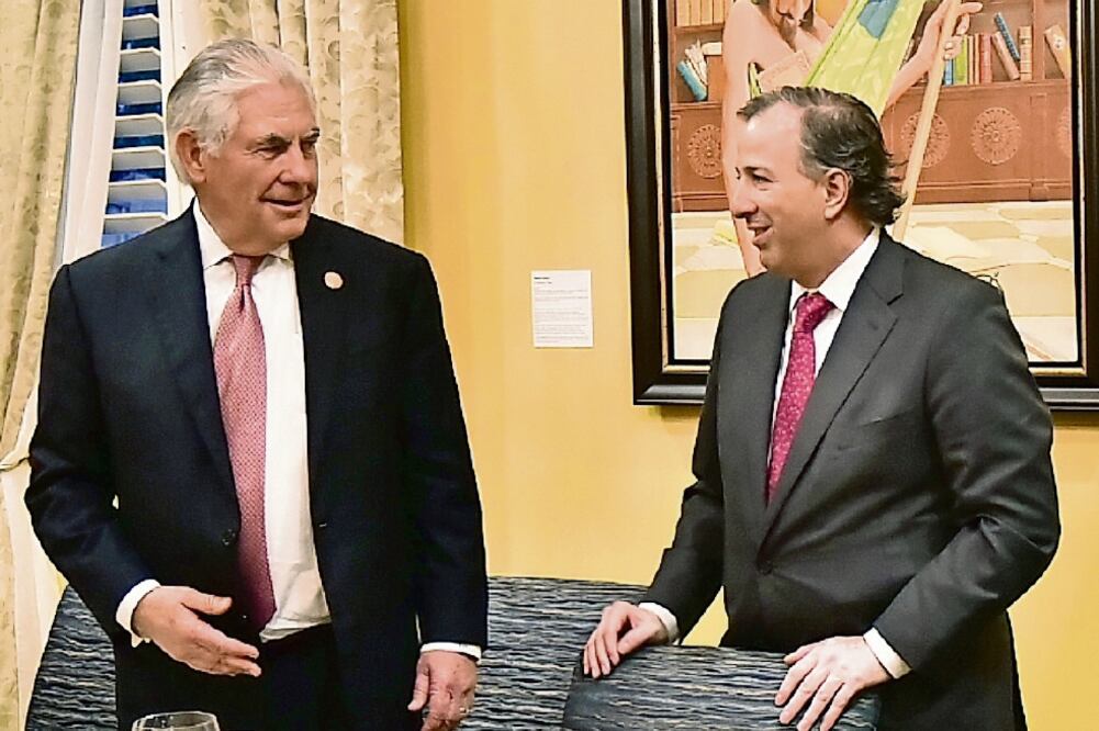 Los secretarios de Estado de EU, Rex Tillerson, y de la SHCP, José Antonio Meade, durante una cena ofrecida por la Universidad Internacional de Florida (SHCP)