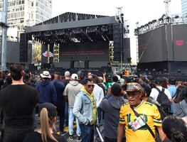 Más de 3 mil personas se encuentran en Paseo de la Reforma para concierto de Polymarchs; elementos de seguridad resguardan la zona