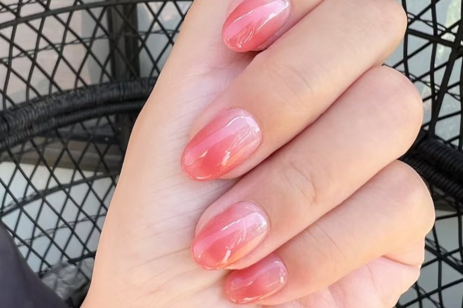 El efecto degradado en tonos claros aporta delicadeza y modernidad a la manicura de oficina. Foto: Etsy