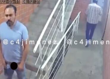 ¡Se baja la ropa interior frente a la cámara! Exhiben a acosador en edificio de Santa María la Ribera