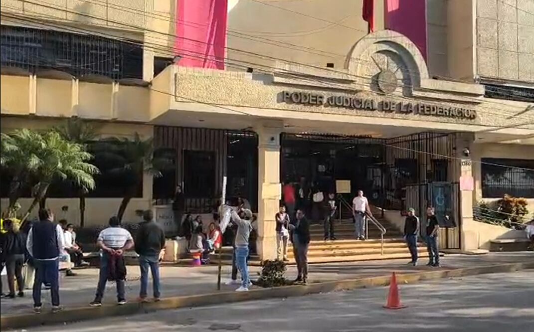 Trabajadores del Poder Judicial de la Federación realizan este viernes un paro de labores en Michoacán. Foto: Carlos Arrieta/EL UNIVERSAL