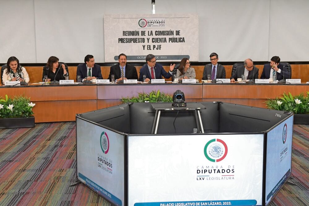 El magistrado José Alfonso Montalvo Martínez, secretario ejecutivo de CJF (primero de izq. a der.), y Gisela Morales González, oficial mayor de la SCJN, explicaron a diputados los gastos que ejerce al año el Poder Judicial de la Federación y justificaron la solicitud de Presupuesto 2024. Foto: Especial