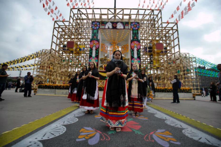 AMLO recorre apuradamente la mega ofrenda de Día de Muertos en el Zócalo