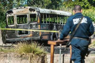 Caen 2 por incendiar camión de jornaleros
