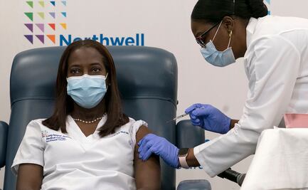 Ella es Sandra Lindsay, la enfermera que recibió la primera vacuna contra el Covid en EU