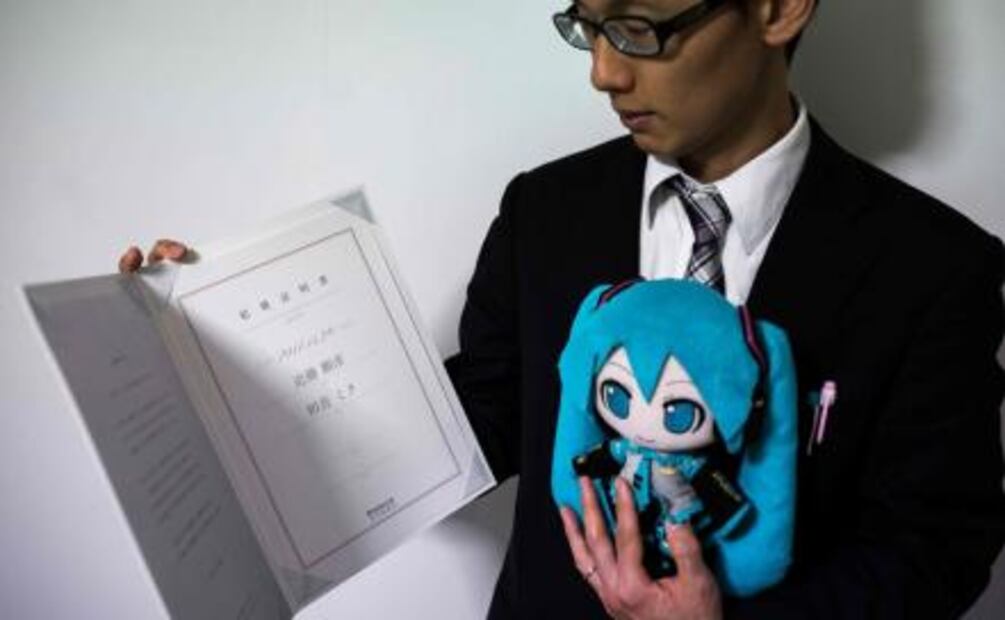 Hombre en Japón se casa con famoso holograma de Hatsune Miku