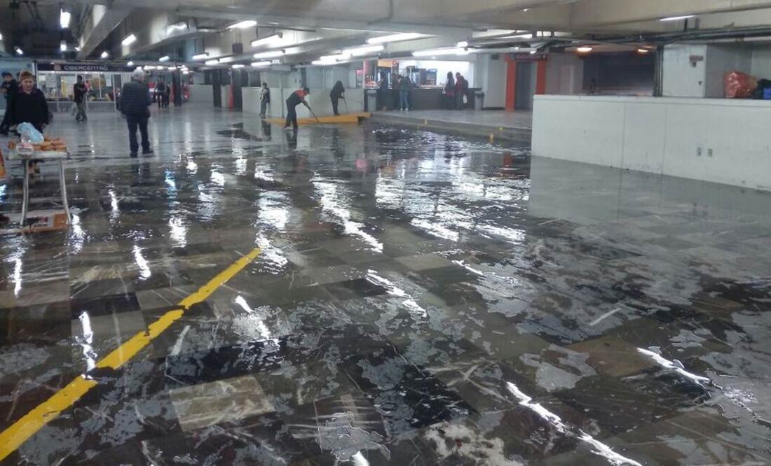 El Metro subió un video que muestra cómo entra el agua en las instalaciones férreas de la estación
