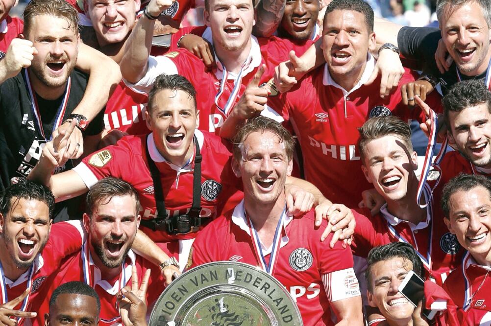 Jugadores de PSV Eindhoven festejaron la obtención del título (HOLLANDSE-HOOGTE. XINHUA)