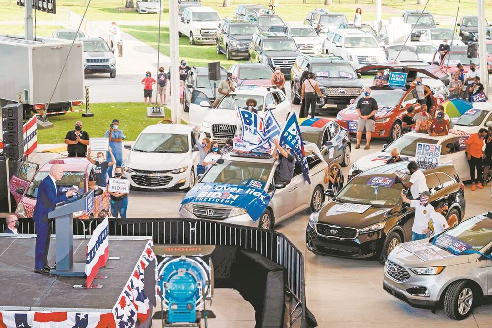 El candidato demócrata Joe Biden, ayer durante un mitin en autos en Miramar, Florida. JIM WATSON. AFP