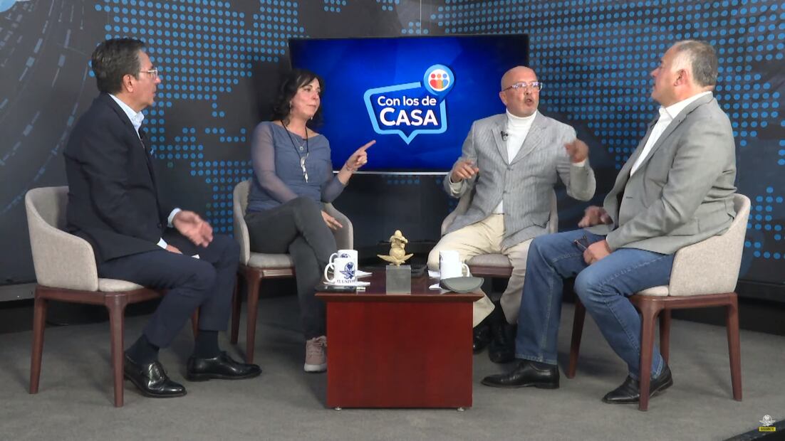 Con los de Casa, David Aponte, Maite Azuela, Juan Pablo Becerra Acosta, Héctor de Mauleón. Foto: EL UNIVERSAL