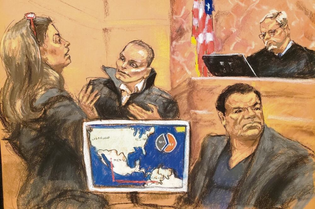 Reproducción fotográfica de un dibujo del décimo día del juicio a El Chapo Guzmán (der.) en Estados Unidos. (JANE ROSENBERG. EFE)