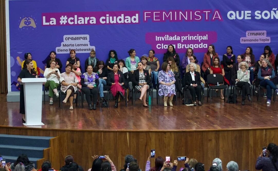 Clara Brugada en el Encuentro ‘Ciudad Feminista’, realizado en el Auditorio Siglo XXI. Foto: Especial