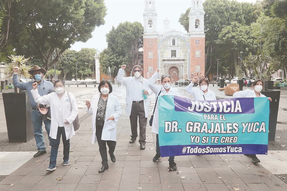 En Puebla un pequeño grupo de médicos salieron a las calles para exigir la libertad de su colega detenido en Chiapas. Foto: OMAR CONTRERAS. EL UNIVERSAL