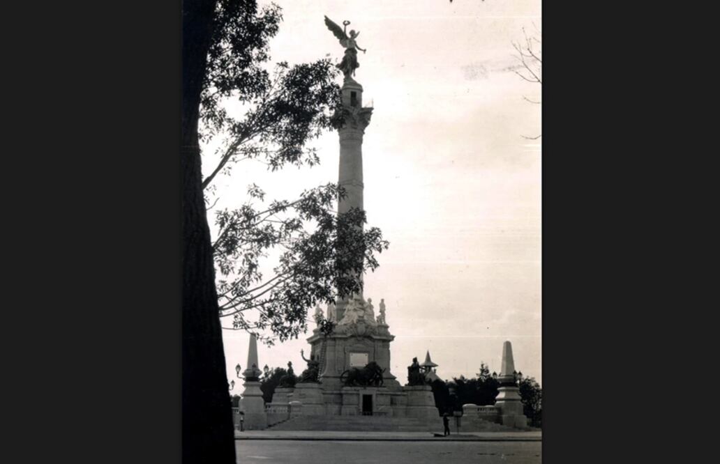 El Paseo de la Reforma frente a la Columna de la Independencia, poco después de la inauguración de este espacio en 1910. Los alrededores lucen solitarios, y también es notorio que la glorieta ahora tiene más escalones debido al hundimiento de la ciudad.
Crédito: Col. Villasana - Torres