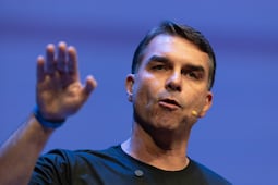 Flávio Bolsonaro al estilo Bukele; promete en Brasil militares en la frontera, castración química y cárceles
