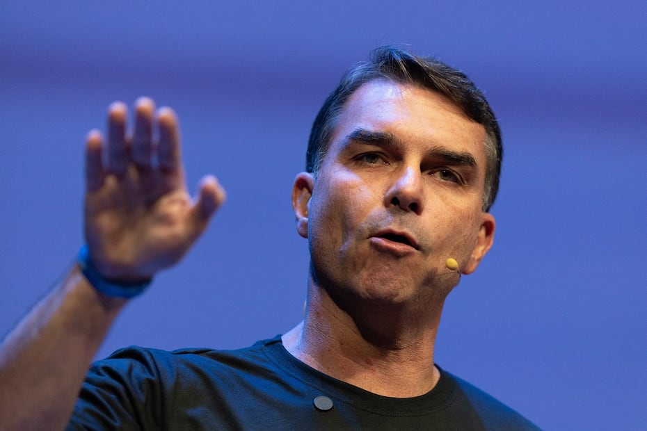 El precandidato a la Presidencia de Brasil, Flávio Bolsonaro, al presentar su plan Brasil sin Miedo, en Sao Paulo. FOTO: ISAAC FONTANA. EFE