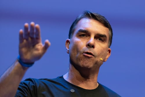 Flávio Bolsonaro proposes Bukele-style security in Brazil: military at borders, chemical castration, and prisons