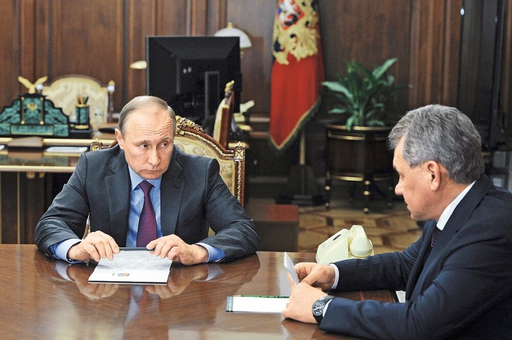 Vladimir Putin, mandatario ruso, con su ministro de Defensa, Sergei Shoigu, ayer en el anuncio del retiro de sus tropas en Siria (REUTERS)