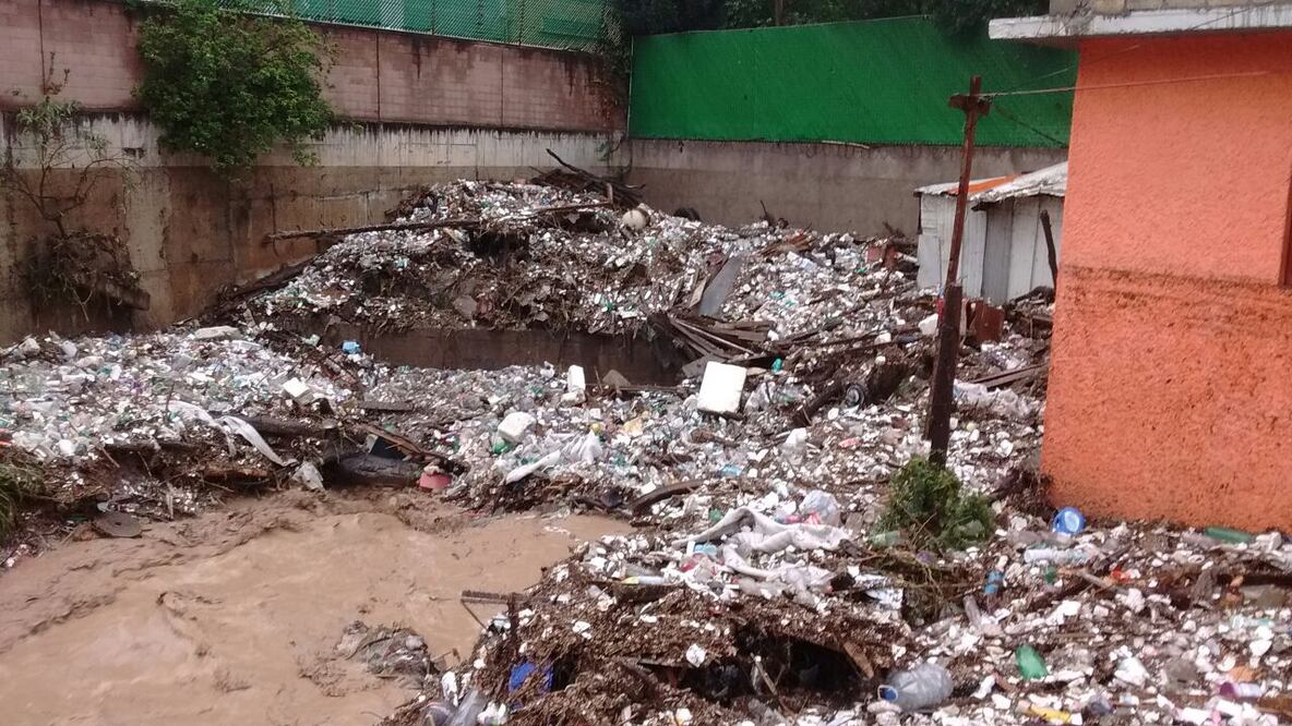 El desbordamiento del río La Coyotera en San Fernando , Huixquilucan  derribó dos casas y arrastró a una mujer (ESPECIAL)