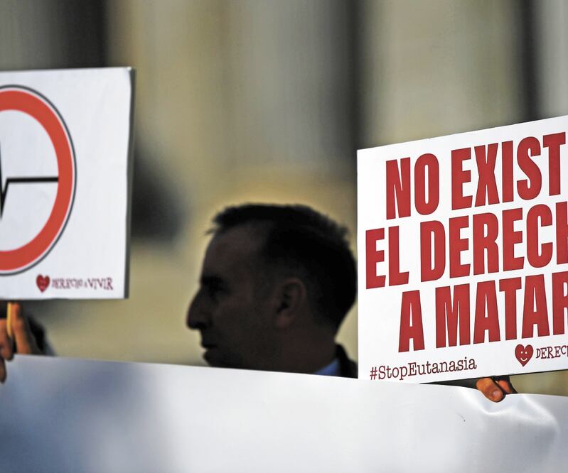 En contra. Españoles se manifestaron contra la iniciativa de ley de eutanasia, enfrente del Parlamento en Madrid. GABRIEL BOUYS. AFP