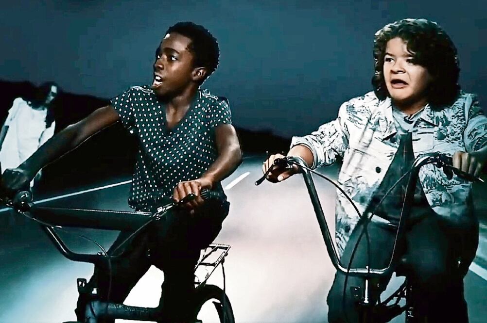 Durante una noche oscura, Dustin y Lucas pasean en bicicleta. (FOTO: TOMADA DE VIDEO)