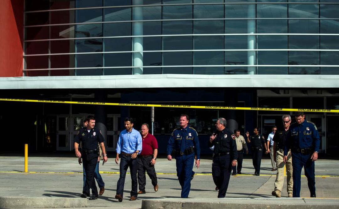 El gobernador Bobby Jindal visitó el cine donde Houser disparó matando a dos personas(Foto: AP)
