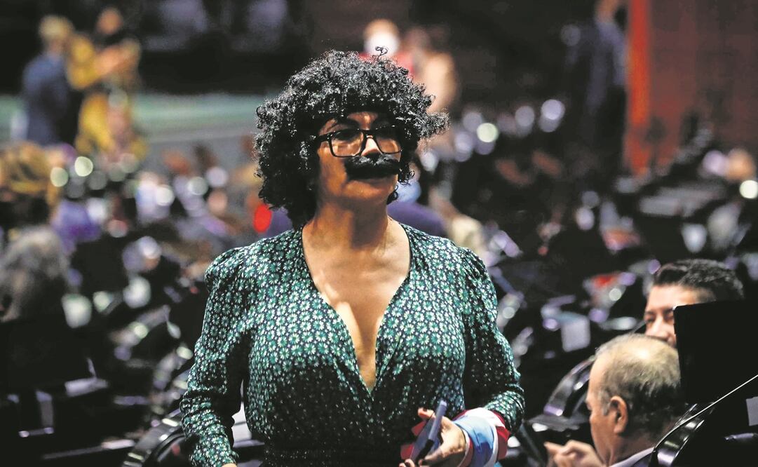La diputada de Morena Salma Luévano acudió a la sesión disfrazada del legislador panista Gabriel Quadri, para acusarlo de transfóbico y pedir su destitución. Foto: Diego Simón. EL UNIVERSAL
