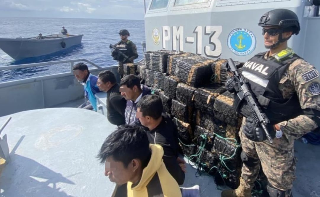 A bordo de la lancha narcotraficante se encontraban 6 tripulantes, 3 de ellos de nacionalidad ecuatoriana y 3 de nacionalidad mexicana. Foto: Twitter @nayibbukele