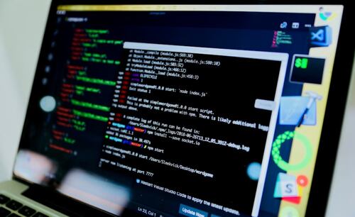 un grupo de hackers proiraní afirmó haber hackeado una cuenta de Patel y publicó en internet lo que parecen ser fotografías suyas de hace años. Imagen: Unsplash