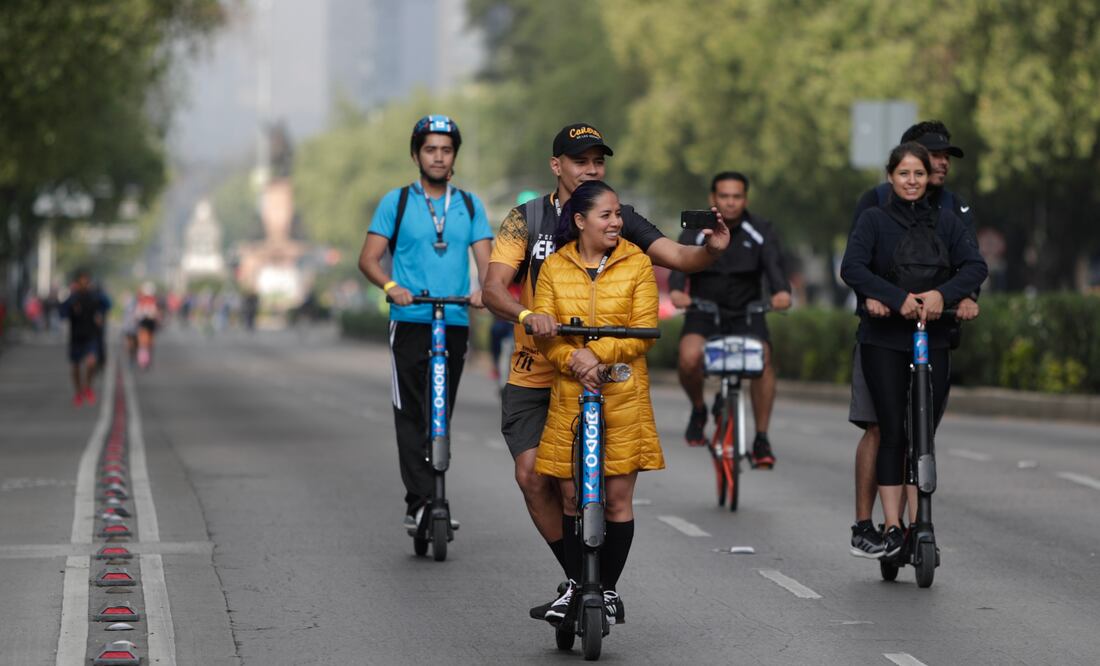 SELFIE SCOOTER INFORMA USUARIOS DE MOTOPATINES MOTORIZADOS SE TOMAN UNA SELFIE MIENTRAS CONDUCEN SOBRE LA AVENIDA REFORMA HOY DOMINGO 07 DE JULIO DE 2019 FOTO IVAN STEPHENS EL UNIVERSAL