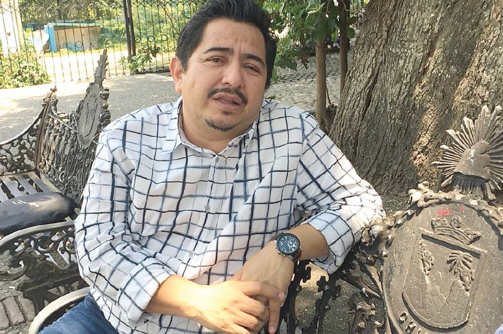 El artista chiapaneco explica que de ganar la presidencia municipal de Chiapa de Corzo, atenderá la administración de lunes a viernes, pero no dejará la música, pues cantará los fines de semana. Foto: ALEJANDRA CHÁVEZ. EL UNIVERSAL