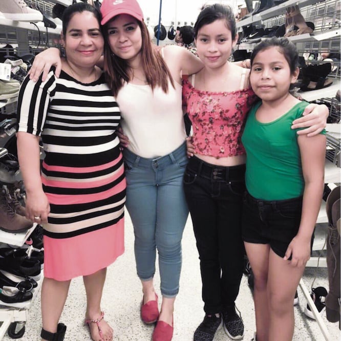Por la suspensión temporal de la deportación de Laura, de 11 años (der.), su mamá y hermanas sueñan con permanecer en Estados Unidos. CORTESÍA FIEL/HOUSTON