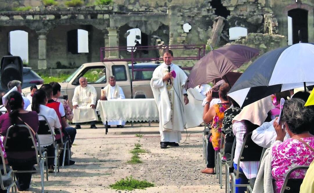 Óscar Tamez Villarreal celebró una misa para orar “por el don de la lluvia”, en la presa Vicente Guerrero, en el municipio de Padilla, Foto: Especial